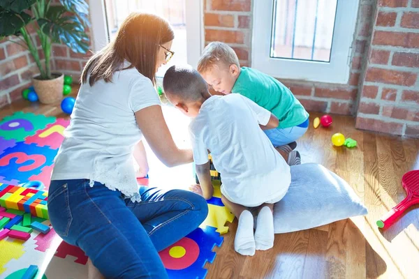 Jonge Mooie Leraar Peuters Spelen Rond Veel Speelgoed Kleuterschool — Stockfoto