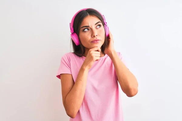 Jeune Belle Femme Écoutant Musique Aide Écouteurs Sur Fond Blanc — Photo