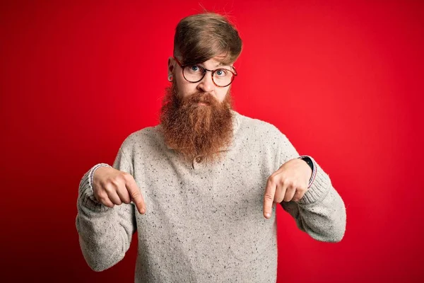 Bonito Irlandês Ruiva Homem Com Barba Vestindo Camisola Casual Óculos — Fotografia de Stock