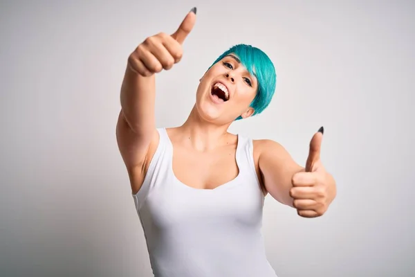 Joven Hermosa Mujer Con Pelo Azul Moda Con Camiseta Casual —  Fotos de Stock