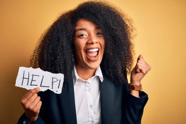 Joven Mujer Negocios Afroamericana Con Cabello Afro Sosteniendo Papel Ayuda —  Fotos de Stock