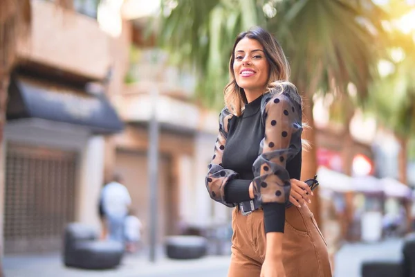 Giovane Bella Donna Sorridente Felice Fiducioso Piedi Passeggiando Città — Foto Stock