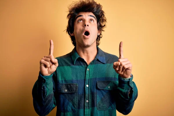 Joven Hombre Guapo Con Camisa Casual Pie Sobre Fondo Amarillo —  Fotos de Stock