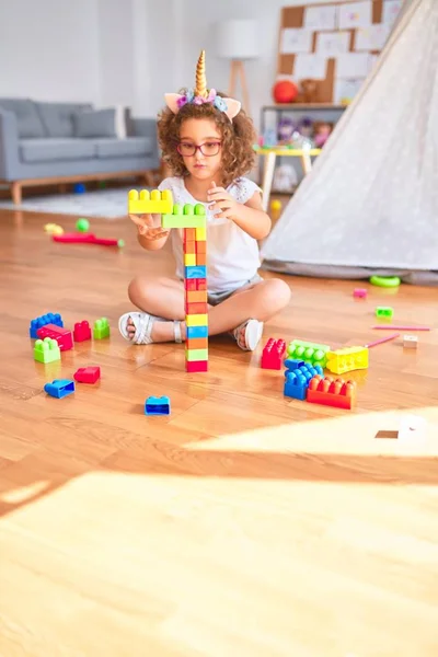 Hermoso Niño Pequeño Con Gafas Diadema Unicornio Sentado Jugando Con — Foto de Stock