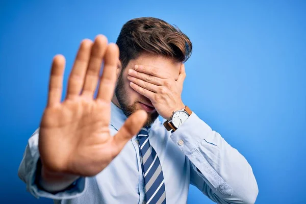 Joven Hombre Negocios Rubio Con Barba Ojos Azules Vistiendo Camisa —  Fotos de Stock