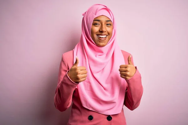 Молодая Афро Американская Женщина Мусульманском Хиджабе Изолированном Розовом Фоне Знак — стоковое фото
