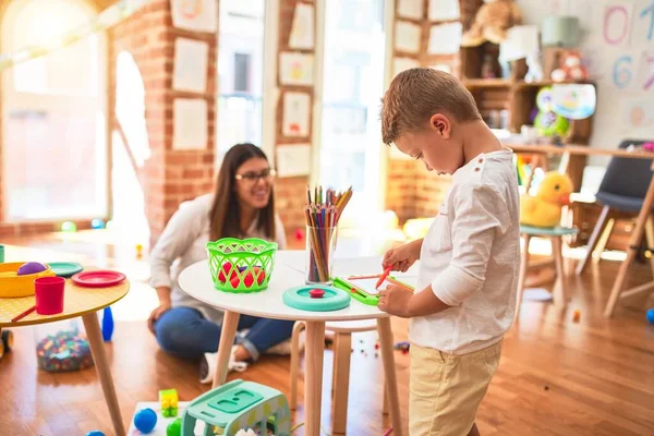 Hermoso Maestro Dibujo Infantil Utilizando Tablero Digital Alrededor Montón Juguetes — Foto de Stock