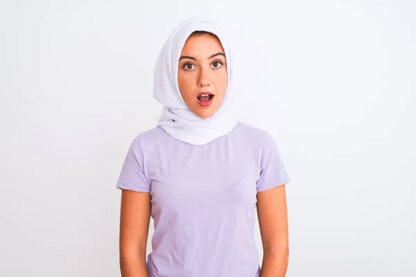 Mladý Krásný Arabský Dívka Sobě Hidžáb Stojící Nad Izolované Bílé — Stock fotografie