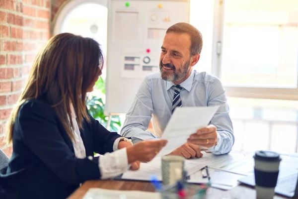 Due Lavoratori Mezza Età Che Sorridono Felici Fiduciosi Lavorare Insieme — Foto Stock