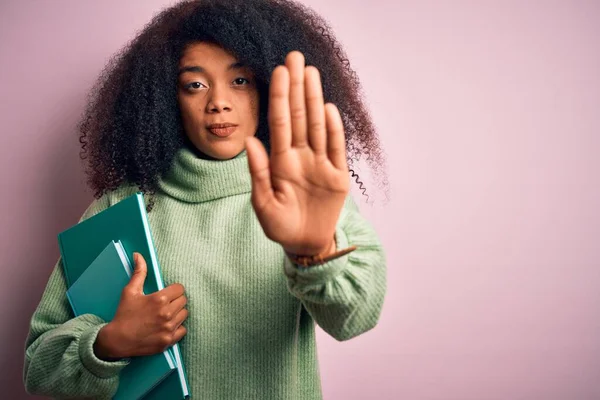 Jeune Étudiante Afro Américaine Avec Des Livres Lecture Cheveux Afro — Photo