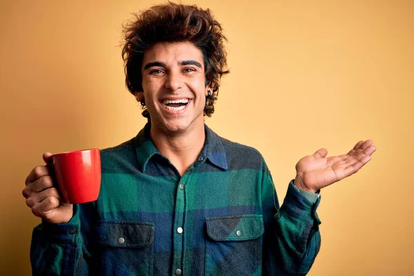 Joven Hombre Guapo Bebiendo Taza Café Pie Sobre Fondo Amarillo — Foto de Stock