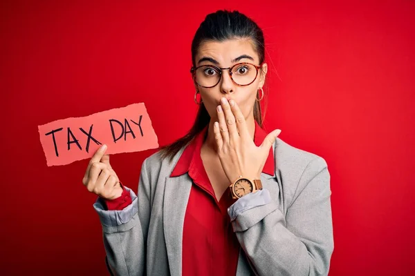 Young Beautiful Brunette Businesswoman Holding Papaer Tax Day Message Cover — 图库照片