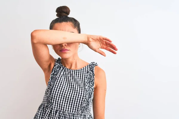 Bella Donna Con Panino Indossa Abiti Casual Piedi Sopra Isolato — Foto Stock