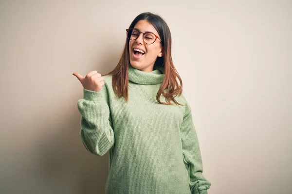 Wanita Cantik Yang Mengenakan Sweater Kasual Berdiri Atas Latar Belakang — Stok Foto