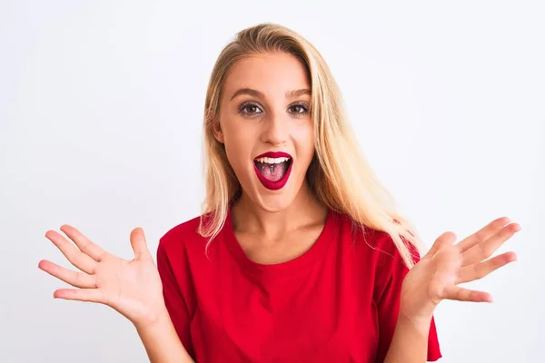 Ung Vacker Kvinna Bär Röd Casual Shirt Stående Över Isolerad — Stockfoto