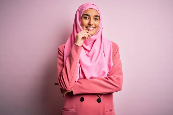 Young Beautiful Brunette Businesswoman Wearing Pink Muslim Hijab Business Jacket — Stok fotoğraf