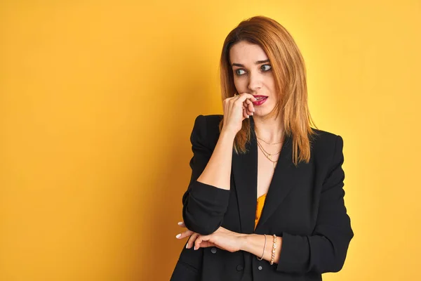 Rothaarige Kaukasische Geschäftsfrau Mit Gelbem Isoliertem Hintergrund Die Gestresst Und — Stockfoto