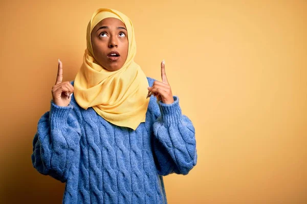 Ung Afroamerikansk Afro Kvinna Bär Muslim Hijab Över Isolerad Gul — Stockfoto
