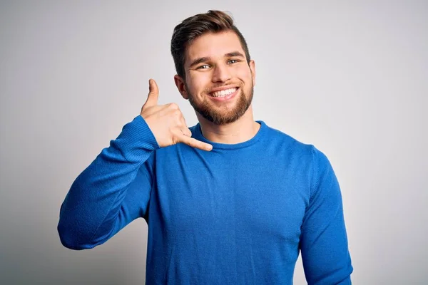 Junger Schöner Blonder Mann Mit Bart Und Blauen Augen Lässigem — Stockfoto