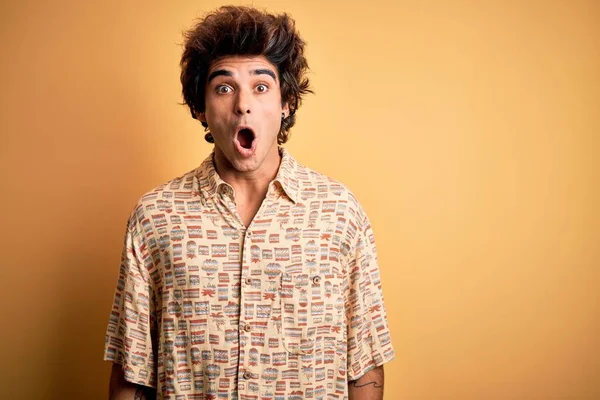 Joven Hombre Guapo Vacaciones Con Camisa Verano Sobre Fondo Amarillo —  Fotos de Stock