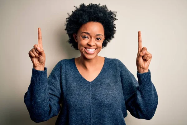 Jonge Mooie Afro Amerikaanse Afro Vrouw Met Krullend Haar Dragen — Stockfoto