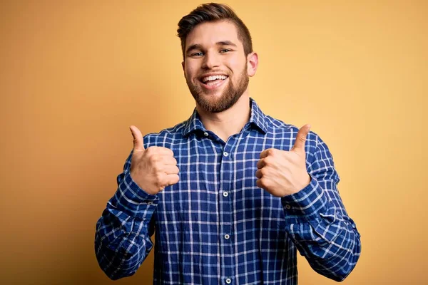 Young Blond Businessman Beard Blue Eyes Wearing Shirt Yellow Background — Stock Photo, Image