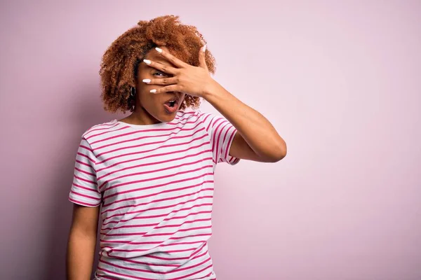 Jonge Mooie Afro Amerikaanse Afro Vrouw Met Krullend Haar Dragen — Stockfoto