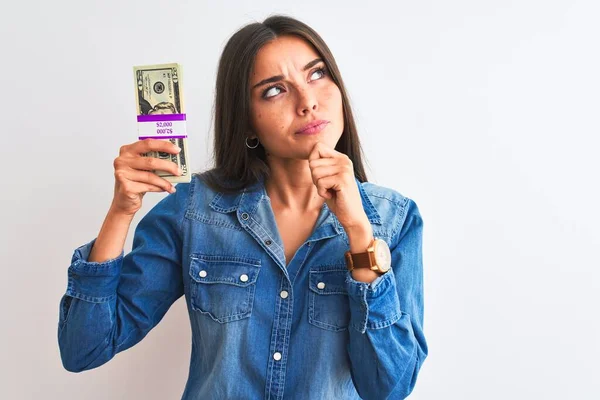 Jonge Mooie Vrouw Met Dollars Staande Geïsoleerde Witte Achtergrond Serieus — Stockfoto