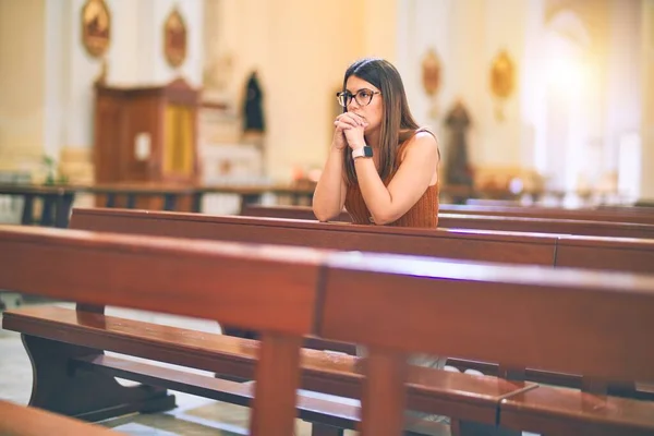 Joven Hermosa Mujer Rezando Rodillas Banco Iglesia —  Fotos de Stock