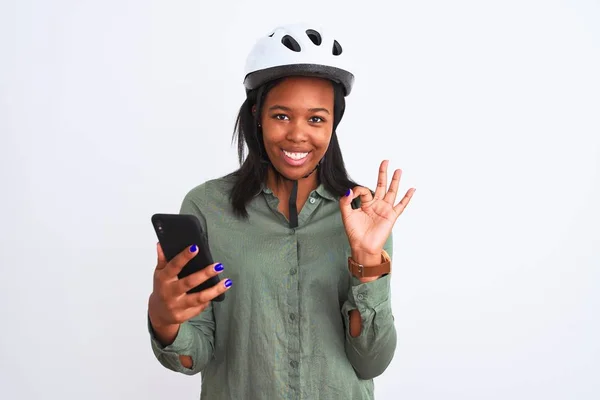 Jovem Afro Americana Vestindo Moto Helment Usando Smartphone Fazendo Sinal — Fotografia de Stock