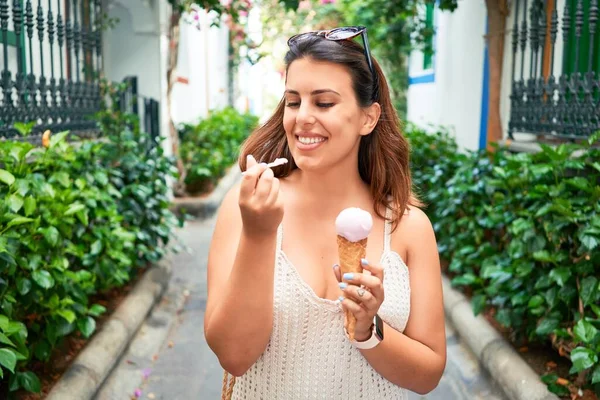 若い美しい女性食べるアイスクリームコーン上の晴れた日の夏の休日 — ストック写真