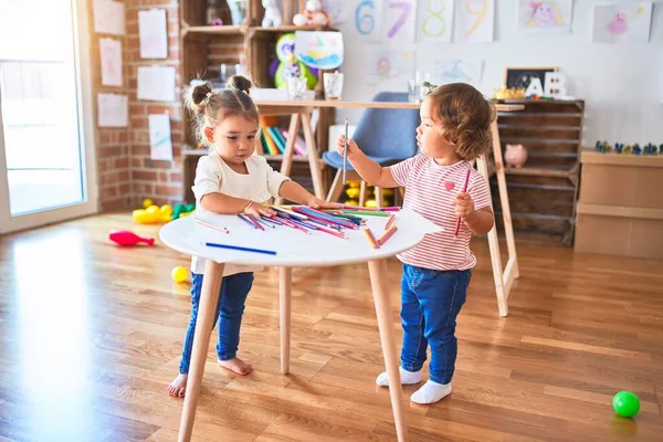 Adorabile Bambini Che Giocano Con Sacco Matite Colorate Sul Tavolo — Foto Stock