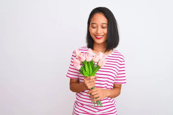 Giovane Donna Cinese Possesso Bouquet Rose Piedi Sfondo Bianco Isolato — Foto Stock