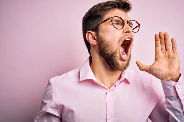 Giovane Uomo Biondo Bello Con Barba Gli Occhi Azzurri Indossando — Foto Stock