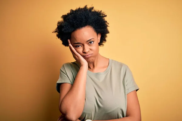 Young Beautiful African American Afro Woman Curly Hair Wearing Casual — Stockfoto