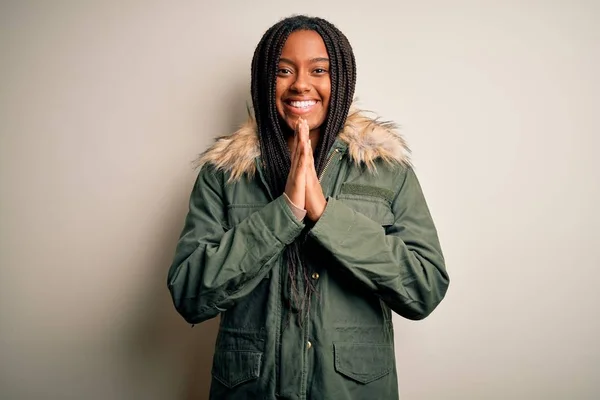Jonge Afrikaanse Amerikaanse Vrouw Dragen Winter Parka Jas Geïsoleerde Achtergrond — Stockfoto