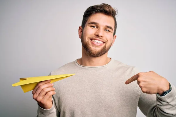 Ung Blond Man Med Skägg Och Blå Ögon Håller Papper — Stockfoto