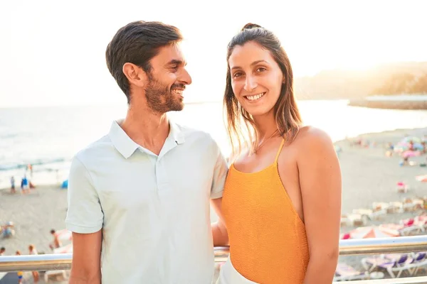 Joven Hermosa Pareja Vacaciones Sonriendo Feliz Confiado Pie Con Sonrisa —  Fotos de Stock