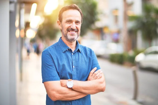 Hombre Guapo Mediana Edad Pie Calle Sonriendo —  Fotos de Stock