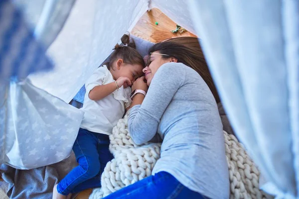 Genç Güzel Öğretmen Bebek Gülen Bir Yüzle Anaokulunda Çadırın Içinde — Stok fotoğraf