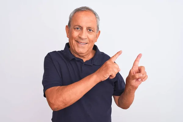 Senior Grijs Harige Man Draagt Zwarte Casual Polo Staan Geïsoleerde — Stockfoto