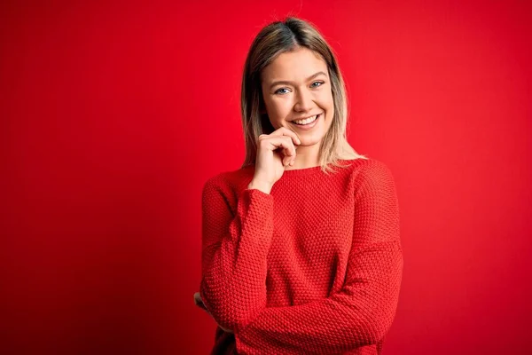 Joven Hermosa Mujer Rubia Con Suéter Casual Sobre Fondo Rojo —  Fotos de Stock