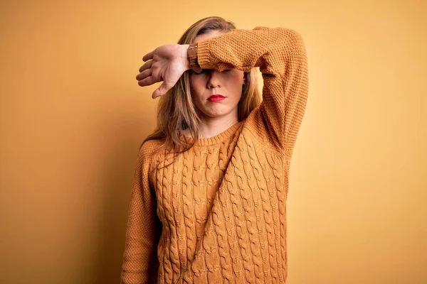 Jonge Mooie Blonde Vrouw Draagt Casual Trui Staan Gele Achtergrond — Stockfoto