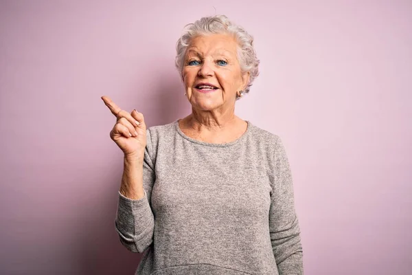 Senior Hermosa Mujer Con Camiseta Casual Pie Sobre Fondo Rosa — Foto de Stock