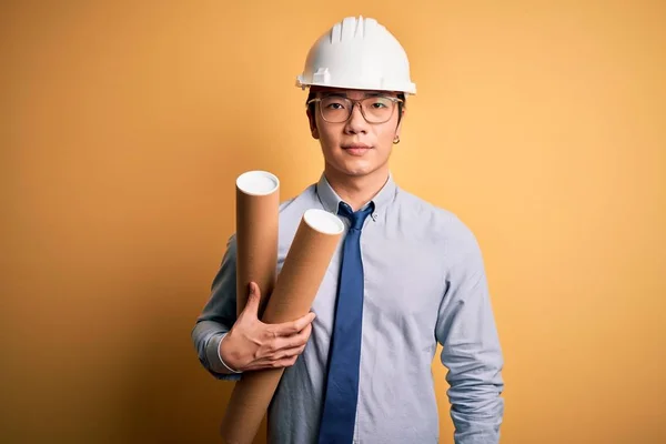 Joven Arquitecto Chino Guapo Con Gafas Casco Seguridad Sosteniendo Planos —  Fotos de Stock