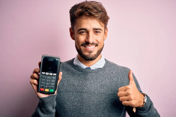 Jovem Pagando Usando Dataphone Sobre Fundo Branco Isolado Feliz Com — Fotografia de Stock