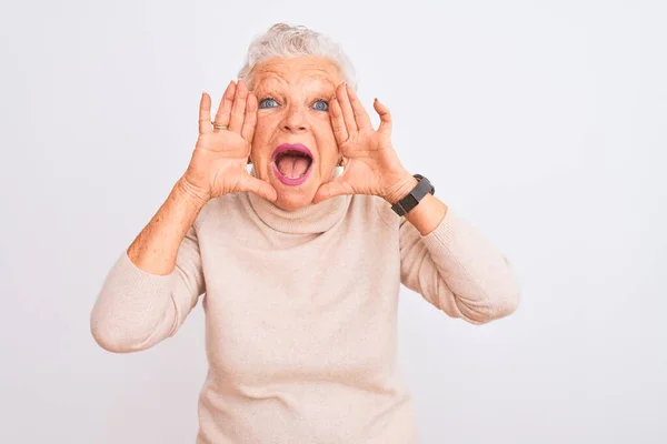 Starší Šedovlasá Žena Rolákovém Svetru Stojící Nad Osamělým Bílým Pozadím — Stock fotografie