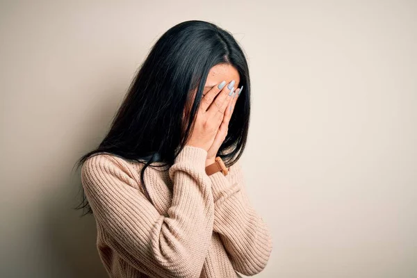 Jovem Mulher Chinesa Bonita Vestindo Camisola Casual Sobre Fundo Branco — Fotografia de Stock