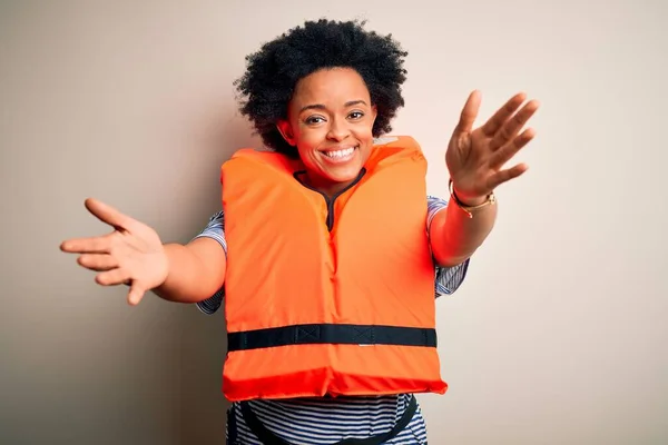 Giovane Afro Donna Afro Americana Con Capelli Ricci Che Indossa — Foto Stock