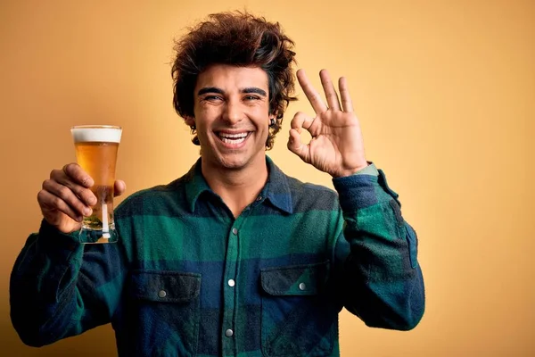 Молодой Красивый Мужчина Пьет Пиво Стоя Изолированном Желтом Фоне Делает — стоковое фото